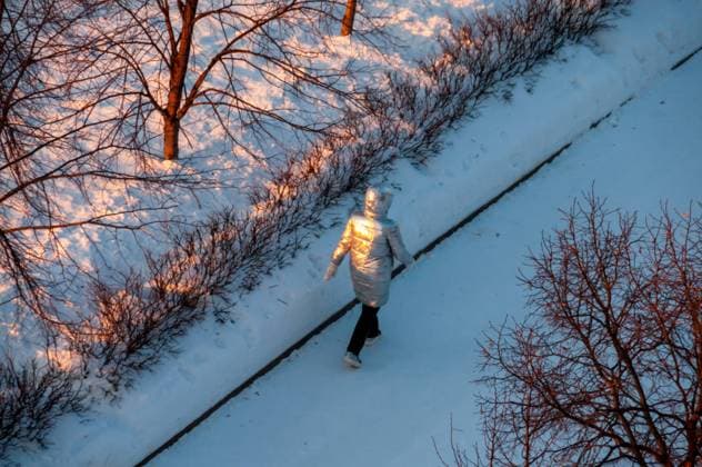 Ordinary life in the city of Samara in winter A man walks on a snow-covered sidewalk Samara Samara region Russia Copyright: xSvetlanaxVozmilovax Vozmilova(4221)