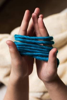 Creative Highlights Symbolbilder Teen girl hands wrapped with blue wool yarn Seattle, Washington, United States CR_AAGC240220-1354565-01 ,model released, Symbolfoto