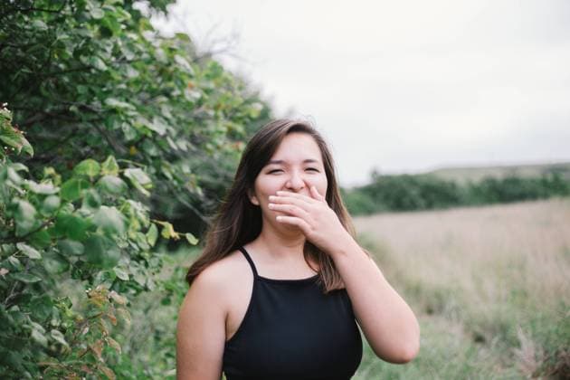 Creative Highlights Symbolbilder Half-Asian teenager covers mouth with hand while laughing Manhattan, Kansas, United States CR_SXFI240220-1354580-01 ,model released, Symbolfoto