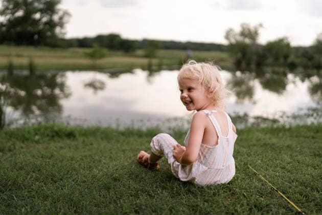 Creative Highlights Symbolbilder Little Girl Smiles While Enjoying Time Fishing At Family Pond Okemah, Oklahoma, United States CR_XBCB240220-1353240-01 ,model released, Symbolfoto