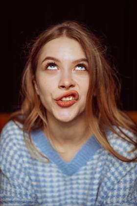 Creative Highlights Symbolbilder Emotional close-up portrait of a beautiful young cheerful woman. Paris, Île-de-France, France CR_YUKI240214-1296140-01 ,model released, Symbolfoto