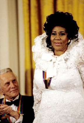 1994 Kennedy Center Honors Kirk Douglas, left, and Aretha Franklin, right, two of the recipients of the 1994 Kennedy Center Honors, appears in the East Room of the White House in Washington, DC at a reception hosted by United States President Bill Clinton and first lady Hillary Rodham Clinton on December 2, 1994. Credit: Jeffrey Markowitz Pool via CNP Washington District of Columbia United States of America EDITORIAL USE ONLY Copyright: xx JeffreyxMarkowitzx cnpphotos056580