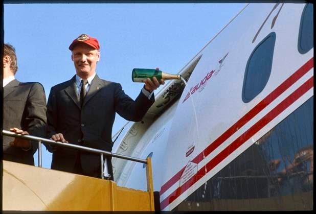 Lauda-Air: Niki Lauda präsentiert Boeing 767-300ER Mozart 25. Oktober 1989, Flughafen Schwechat, Wien Niki Lauda Niki Lauda tauft seinen neuen Großraumflieger am Flughafen Schwechat in Wien. Wien Austria *** Lauda Air Niki Lauda presents Boeing 767 300ER Mozart October 25, 1989, Schwechat Airport, Vienna Niki Lauda Niki Lauda christens his new wide-body aircraft at Schwechat Airport in Vienna Vienna Austria Z101000739_220224_02jpeg