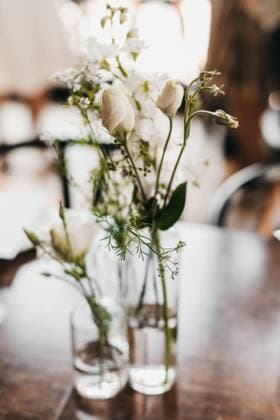 white roses in a clear glass vase on a wooden table Winnipeg, Manitoba, Canada R_MFBW240214-1352095-01