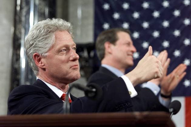 Clinton Delivers Final State of the Union Address United States President Bill Clinton acknowledges baseball star Hank Aaron late 27 January, 2000 during his final State of the Union address in Washington, DC. Behind the President is US Vice-President Al Gore. Credit: Steven Jaffe - Pool via CNP Washington District of Columbia United States of America EDITORIAL USE ONLY Copyright: xx DCA81 StevenxJaffex cnpphotos057908
