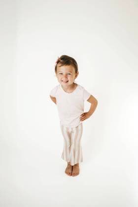 Creative Highlights Symbolbilder Toddler girl posing in pink pants on a white backdrop Huntington Beach, California, United States R_RASI240220C-1354160-01 ,model released, Symbolfoto