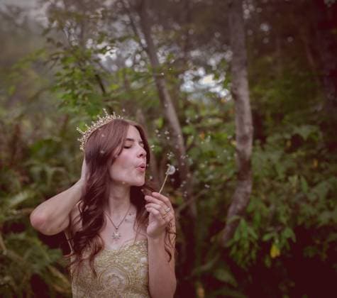 Creative Highlights Symbolbilder Princess in Crown Blowing Dandilions Bellingham, Washington, United States R_REBE240218-1350909-01 ,model released, Symbolfoto