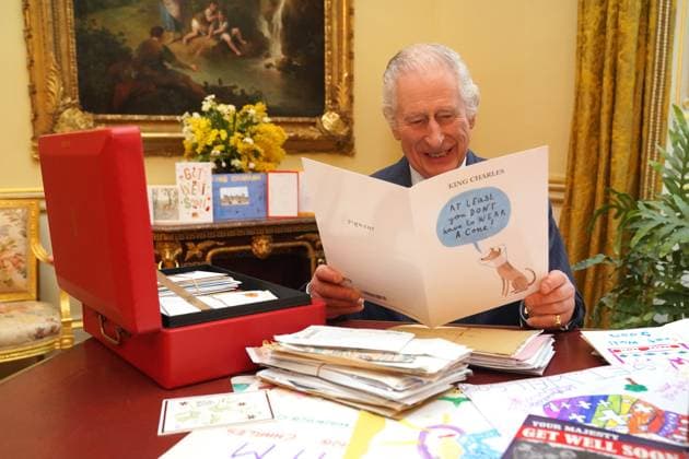 Bilder des Jahres 2024, Entertainment 02 Februar Entertainment Themen der Woche KW08 Entertainment Bilder des Tages . 23 02 2024. London, United Kingdom. King Charles III reads some of the 7,000 cards and letters sent by well-wishers from around the world following his cancer diagnosis, at Buckingham Palace in London.  xPoolx xi-Imagesx IIM-25012-0001