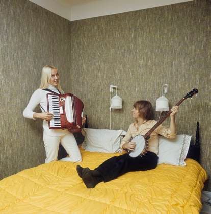 Agnetha Fältskog (b. 1950) Swedish pop singer, one of the four members of ABBA Here at home with Björn Ulvaeus (b. 1945) Swedish musician and songwriter July 6, 1971 Sweden x2900x *** Agnetha Fältskog b 1950 Swedish pop singer, one of the four members of ABBA Here at home with Björn Ulvaeus b 1945 Swedish musician and songwriter July 6, 1971 Sweden x2900x  Copyright: xAkexCyrusx Agnetha Fältskog with Björn Ulvaeus in 1971