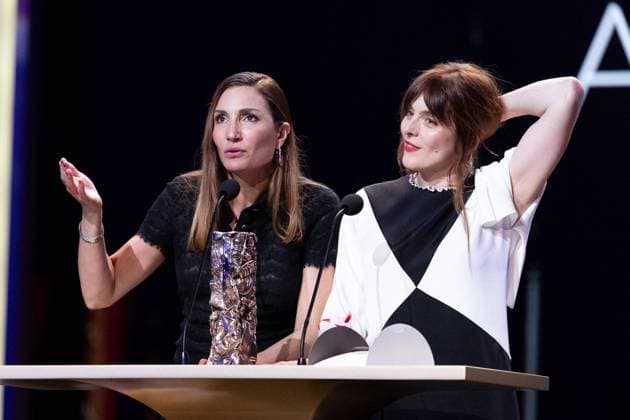 49eme Ã dition de la cÃ rÃ monie des CÃ sar Ã l?Olympia Ã Paris ValÃ rie Donzelli (habillÃ e en Dior et bijoux Dior), Audrey Diwan (CÃ sar de la meilleure adaptation pour Â« L?amour Et Les ForÃªts Â» - 49eme Ã dition de la cÃ rÃ monie des CÃ sar Ã l?Olympia Ã Paris le 23 fÃ vrier 2024 Dominique Jacovides Olivier Borde Bestimage 49th Cesar Film Awards at L Olympia on February 23, 2024 in Paris Paris France  Copyright: xBORDE-JACOVIDESx xBESTIMAGExBORDE-JACOVIDESx xBESTIMAGEx