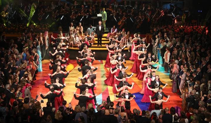 Bilder des Jahres 2024, Entertainment 02 Februar Entertainment Themen der Woche KW08 Hannover, Niedersächsische Staatsoper, Opernball 2024 unter dem Motto Let the Sunshine In die Debütanten der Tanzschule Bothe eröffnen den Ball, *** Hanover, Lower Saxony State Opera, Opera Ball 2024 under the motto Let the Sunshine In the debutantes of the Bothe Dance School open the ball,