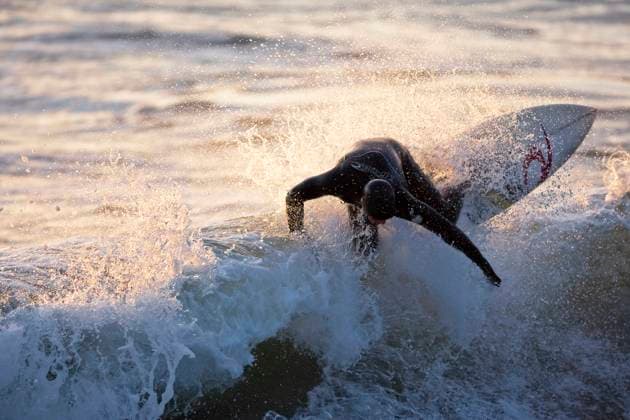 A surfer ripping through the crest of a wave in Rosie Bay, Tofino, Vancouver Island, British Columbia, Canada  Copyright: xBoomerxJerritt StrathconaxPhotography AllxRightsxReservedx 1990-70759