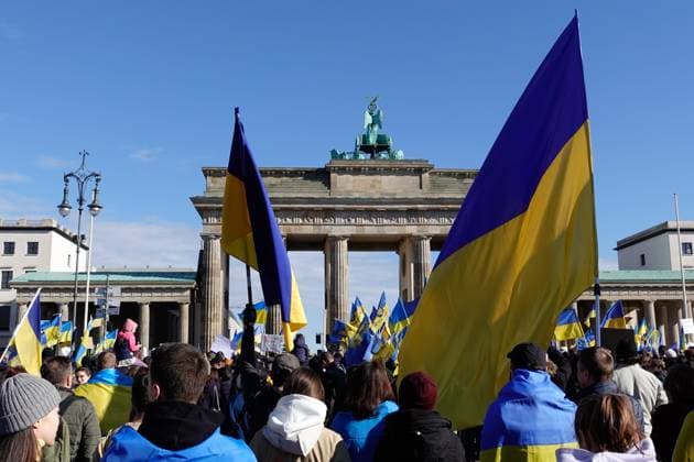 News Themen der Woche KW08 News Bilder des Tages Ukraine Solidaritätsdemonstration Solidaritätsdemonstration Frieden verteidigen! VictoryForPeace vor dem Brandenburger Tor in Berlin Berlin Berlin GER *** Ukraine solidarity demonstration Solidarity demonstration Defending peace VictoryForPeace in front of the Brandenburg Gate in Berlin Berlin Berlin GER