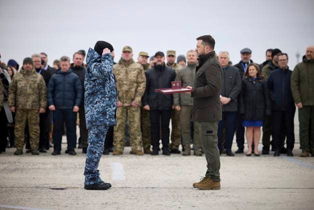 News Themen der Woche KW08 News Bilder des Tages February 24, 2024, Kiev, Ukraine: A Ukrainian soldier salutes Ukrainian President Volodymyr Zelenskyy, right, during an award ceremony marking the 2nd anniversary of the Russian Invasion at Hostomel Airport, February 24, 2024 in Kiev, Ukraine. Kiev Ukraine - ZUMAp138 20240224_zaa_p138_039 Copyright: xPoolx UkrainianxPresidentiax