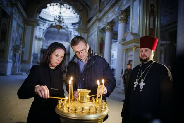 Bilder des Jahres 2024, News 02 Februar News Bilder des Tages Annalena Baerbock (Buendnis 90 Die Gruenen), Bundesaussenministerin, und Dmytro Kuleba, Aussenminister der Ukraine, nehmen in der ukrainisch-orthodoxen Verklaerungskathedrale am Soborna Platz in Odessa an einem Stillen Gedenken an die Opfer des Russischen Ueberfalls auf die Ukraine teil. Odessa, 24.02.2024. Fotografiert im Auftrag des Auswaertigen Amtes Odessa Ukraine *** Annalena Baerbock Buendnis 90 Die Gruenen , Federal Foreign Minister, and Dmytro Kuleba, Foreign Minister of Ukraine, take part in a silent commemoration of the victims of the Russian attack on Ukraine at the Ukrainian Orthodox Cathedral on Soborna Square in Odessa Odessa, 24 02 2024 Photographed on behalf of the Foreign Office Odessa Ukraine Copyright: xThomasxTrutschelx