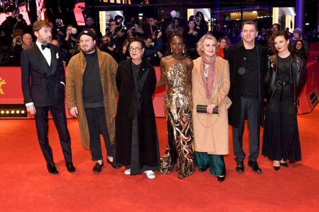 Entertainment Bilder des Tages Albert Serra, Brady Corbet, Ann Hui, Lupita Nyong o, Oksana Zabuzhko, Christian Petzold, Jasmine Trinca bei der Closing Ceremony mit Preisverleihung auf der Berlinale 2024 74. Internationale Filmfestspiele Berlin im Berlinale Palast. Berlin, 24.02.2024