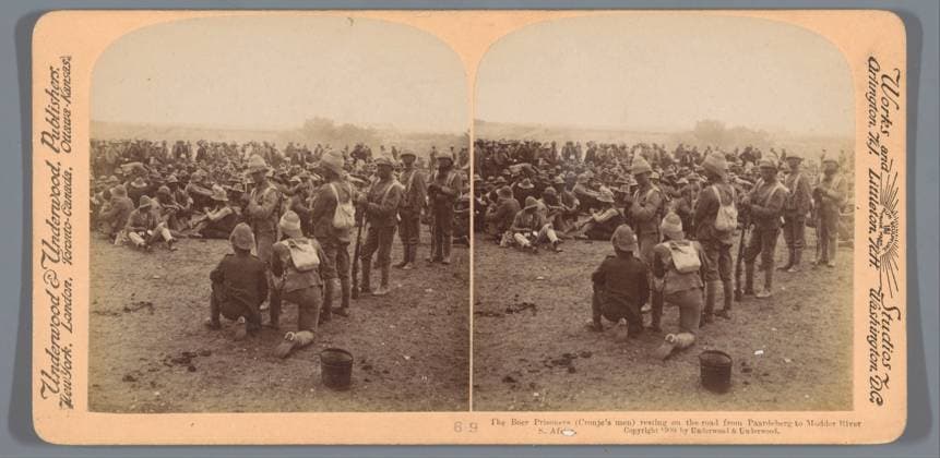 RECORD DATE NOT STATED Farmers prisoners rest on the road between Paardeberg and the Mud River, South Africa, Anonymous, 1900 stereograph Modderrivierpublisher: New York (city) (possibly) cardboard. paper albumen print prisoner of war (after the battle) Modder River Copyright: xpiemagsx rknbpie11012024-30810 !ACHTUNG AUFNAHMEDATUM GESCHÄTZT!