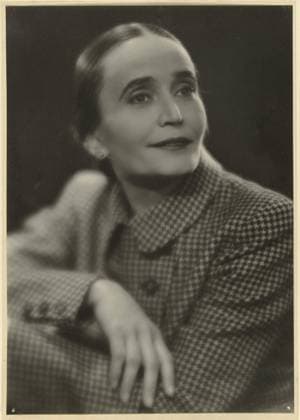 RECORD DATE NOT STATED Portrait of actress Nel Knoop in Gerere Mantel, Jacob Merkelbach, 1930 - 1945 photograph Amsterdam photographic support. cardboard gelatin silver print portrait of actor, actress Copyright: xpiemagsx rknbpie11012024-32835 !ACHTUNG AUFNAHMEDATUM GESCHÄTZT!