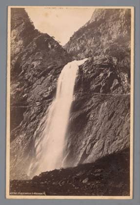 RECORD DATE NOT STATED View of a waterfall in Switzerland, Francis Frith, c. 1880 - c. 1920 photograph. cabinet photograph Switzerland photographic support. cardboard albumen print waterfall Switzerland Copyright: xpiemagsx rknbpie11012024-36459 !ACHTUNG AUFNAHMEDATUM GESCHÄTZT!