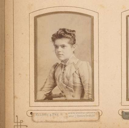 RECORD DATE NOT STATED Portrait of a girl, Elliott & Fry, 1860 - 1900 Photograph. visit card This photo is part of an album. London photographic support. cardboard albumen print girl (child between toddler and youth) Copyright: xpiemagsx rknbpie11012024-49233 !ACHTUNG AUFNAHMEDATUM GESCHÄTZT!