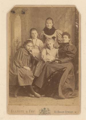 RECORD DATE NOT STATED Portrait of a woman with four daughters, Elliott & Fry, 19 - 1863 cabinet photograph This photo is part of an album. London paper. cardboard albumen print historical persons - BB - woman. mother and daughter(s) (family group) (with NUMBER of daughters) Copyright: xpiemagsx rknbpie11012024-52118 !ACHTUNG AUFNAHMEDATUM GESCHÄTZT!