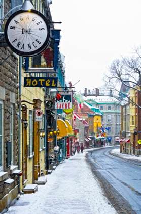 IMAGO Creative, Winter, In der Stadt Tourists walking on an old street with Heritage commercial buildings in the Old Quebec in winter during a snowfall, Quebec, Canada  Copyright: x xAllxCanadaxPhotosx 1990-60003
