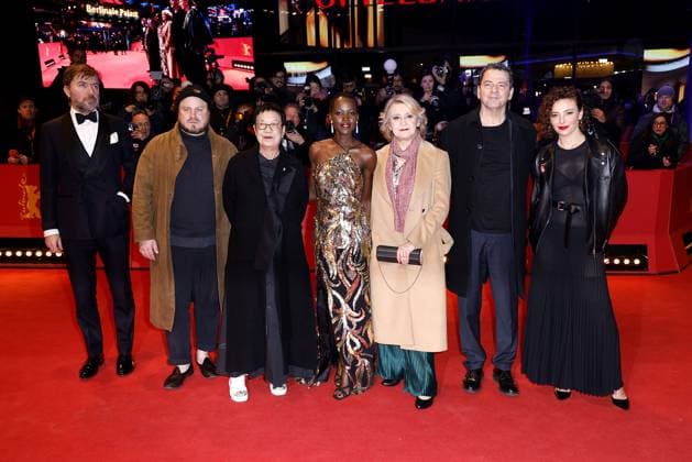 Die internationale Jury (v.l.): Albert Serra, Brady Corbet, Ann Hui, Lupita Nyong o, Oksana Zabuzhko, Christian Petzold und Jasmine Trinca bei der Ankunft zur Abschluss Feier am Berlinale Palast der 74. Internationale Filmfestspiele Berlinale am 24.02.2024 in Berlin Berlinale 2024- Abschluss Feier Closing Ceremony Night