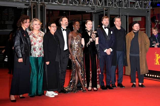 Jasmine Trinca, Oksana Zabuzhko, Ann Hui, Carlo Chatrian, Lupita Nyong o, Mariette Rissenbeek, Albert Serra, Christian Petzold und Brady Corbet bei der Closing Ceremony mit Preisverleihung auf der Berlinale 2024 74. Internationale Filmfestspiele Berlin im Berlinale Palast. Berlin, 24.02.2024