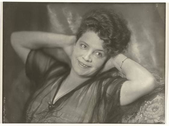 RECORD DATE NOT STATED Portrait of Magda Janssens, actress, Jacob Merkelbach (attributed to), 1915 - 1930 photograph Amsterdam photographic support gelatin silver print historical persons (portraits and scenes from the life) - BB - woman. portrait of actor, actress Copyright: xpiemagsx rknbpie11012024-7313 !ACHTUNG AUFNAHMEDATUM GESCHÄTZT!