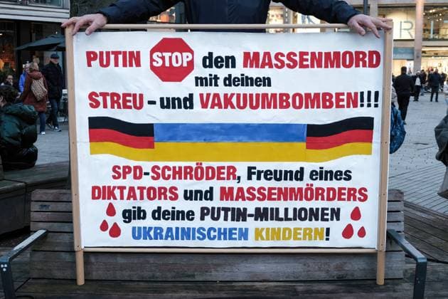 Düsseldorf 24.02.2024 Kundgebung des Blau-Gelbes Kreuz Ukraine Krieg Pro-Ukraine-Demo Schadowplatz gegen Putin Russland Plakat gegen Vakuumbomben Streubomben Ex-Bundeskanzler Gerhard Schröder Düsseldorf Nordrhein-Westfalen Deutschland *** Düsseldorf 24 02 2024 Rally of the Blue Yellow Cross Ukraine War Pro Ukraine Demo Schadowplatz against Putin Russia Poster against vacuum bombs Cluster bombs Ex Chancellor Gerhard Schröder Düsseldorf North Rhine Westphalia Germany
