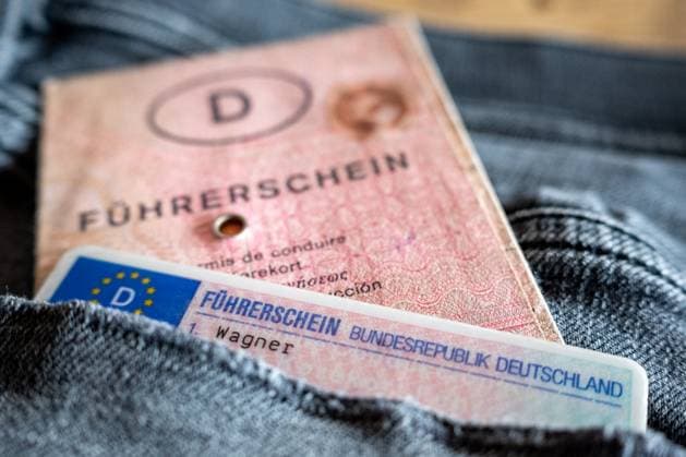 Vergleich Alter und Neuer EU-Führerschein in Jeans Tasche 25.02.24, Limburg: Symbolfoto, Illustrationsbild, Symbolbild, Illustrationsfoto Vergleich Alter und Neuer EU-Führerschein in Jeans Tasche Das Bild zeigt den direkten Vergleich zwischen dem neuen EU-Scheckkartenführerschein und dem alten rosa Papierführerschein, die gemeinsam in der Tasche einer schwarzen Jeans platziert sind. Diese Darstellung veranschaulicht den Übergang gemäß der Dritten EU-Führerscheinrichtlinie, welche vorschreibt, dass alle vor dem 19. Januar 2013 ausgestellten Pkw- und Motorradführerscheine bis zum 19. Januar 2033 in das neue, einheitliche und fälschungssichere EU-Format umgetauscht werden müssen. Diese Maßnahme dient der Vereinheitlichung und Si