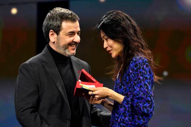 Xabier Erkizia und Wenqian Zhang mit dem Silbernen Bär Preis der Jury für Remains of the Hot Day bei der Closing Ceremony mit Preisverleihung auf der Berlinale 2024 74. Internationale Filmfestspiele Berlin im Berlinale Palast. Berlin, 24.02.2024
