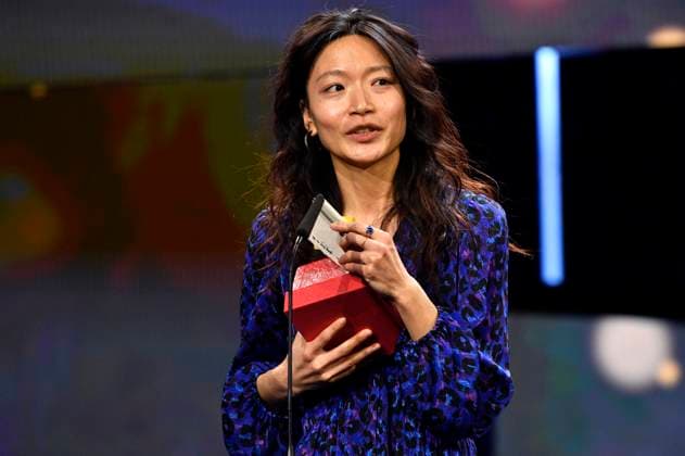 Wenqian Zhang mit dem Silbernen Bär Preis der Jury für Remains of the Hot Day bei der Closing Ceremony mit Preisverleihung auf der Berlinale 2024 74. Internationale Filmfestspiele Berlin im Berlinale Palast. Berlin, 24.02.2024
