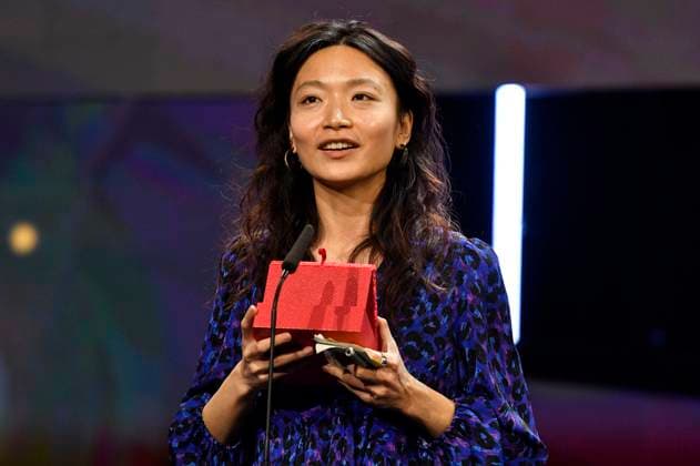 Wenqian Zhang mit dem Silbernen Bär Preis der Jury für Remains of the Hot Day bei der Closing Ceremony mit Preisverleihung auf der Berlinale 2024 74. Internationale Filmfestspiele Berlin im Berlinale Palast. Berlin, 24.02.2024