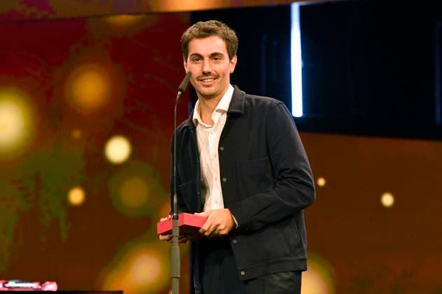 Francisco Lezama mit dem Goldenen Bär für den besten Kurzfilm Un movimiento extrano bei der Closing Ceremony mit Preisverleihung auf der Berlinale 2024 74. Internationale Filmfestspiele Berlin im Berlinale Palast. Berlin, 24.02.2024