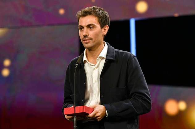 Francisco Lezama mit dem Goldenen Bär für den besten Kurzfilm Un movimiento extrano bei der Closing Ceremony mit Preisverleihung auf der Berlinale 2024 74. Internationale Filmfestspiele Berlin im Berlinale Palast. Berlin, 24.02.2024