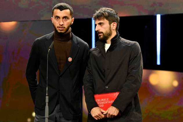 Yuval Abraham und Basel Adra mit dem Berlinale Dokumentarfilmpreis 2024 für No Other Land bei der Closing Ceremony mit Preisverleihung auf der Berlinale 2024 74. Internationale Filmfestspiele Berlin im Berlinale Palast. Berlin, 24.02.2024