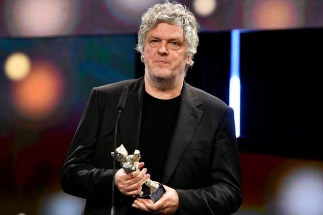 Matthias Glasner mit dem Silbernen Bär für das beste Drehbuch für Sterben bei der Closing Ceremony mit Preisverleihung auf der Berlinale 2024 74. Internationale Filmfestspiele Berlin im Berlinale Palast. Berlin, 24.02.2024