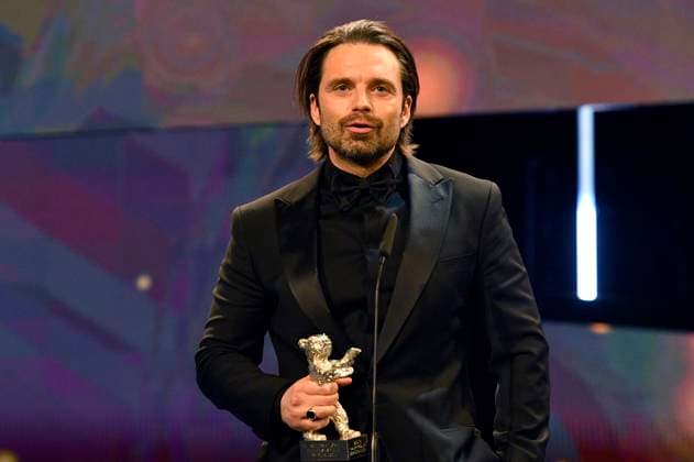 Sebastian Stan mit dem Silbernen Bär für die beste schauspielerische Leistung in einer Hauptrolle in A Different Man bei der Closing Ceremony mit Preisverleihung auf der Berlinale 2024 74. Internationale Filmfestspiele Berlin im Berlinale Palast. Berlin, 24.02.2024