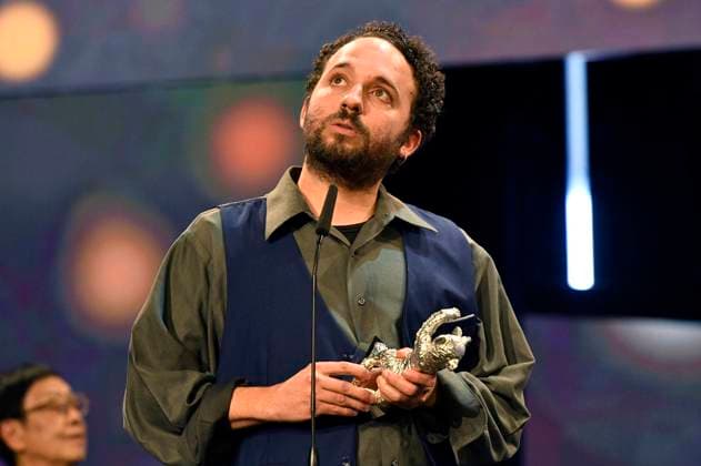 Nelson Carlos De Los Santos Arias mit dem Silbernen Bär für die beste Regie bei Pepe bei der Closing Ceremony mit Preisverleihung auf der Berlinale 2024 74. Internationale Filmfestspiele Berlin im Berlinale Palast. Berlin, 24.02.2024