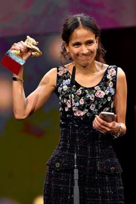 Mati Diop mit dem Goldenen Bär für den besten Film Dahomey bei der Closing Ceremony mit Preisverleihung auf der Berlinale 2024 74. Internationale Filmfestspiele Berlin im Berlinale Palast. Berlin, 24.02.2024