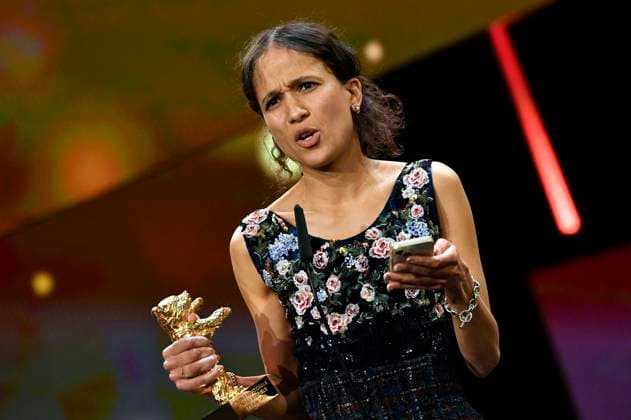 Mati Diop mit dem Goldenen Bär für den besten Film Dahomey bei der Closing Ceremony mit Preisverleihung auf der Berlinale 2024 74. Internationale Filmfestspiele Berlin im Berlinale Palast. Berlin, 24.02.2024