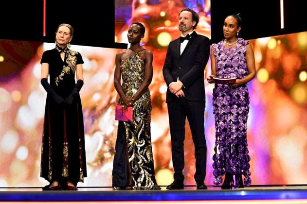 Bilder des Jahres 2024, Entertainment 02 Februar Mariette Rissenbeek, Lupita Nyong™o, Carlo Chatrian und Hadnet Tesfai bei der Closing Ceremony mit Preisverleihung auf der Berlinale 2024 74. Internationale Filmfestspiele Berlin im Berlinale Palast. Berlin, 24.02.2024 *** Mariette Rissenbeek, Lupita Nyong™o, Carlo Chatrian and Hadnet Tesfai at the Closing Ceremony with Award Ceremony at the Berlinale 2024 74 Berlin International Film Festival in the Berlinale Palast Berlin, 24 02 2024 Foto:xN.xKubelkax xFuturexImagex preisverleihung_4398