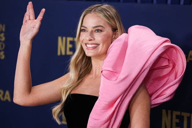 SAG Awards Red Carpet - LA Margot Robbie wearing Schiaparelli FW20 Couture arrives at the 30th Annual Screen Actors Guild Awards held at the Shrine Auditorium and Expo Hall on February 24, 2024 in Los Angeles, California, United States. Photo by Xavier Collin Image Press Agency ABACAPRESS.COM Los Angeles California United States  Copyright: xCollinxXavier ImagexPressxAgencyxABACAx