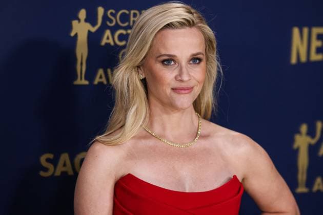 SAG Awards Red Carpet - LA Reese Witherspoon wearing an Elie Saab dress, Aquazzura shoes, and Bucherer jewelry arrives at the 30th Annual Screen Actors Guild Awards held at the Shrine Auditorium and Expo Hall on February 24, 2024 in Los Angeles, California, United States. Photo by Xavier Collin Image Press Agency ABACAPRESS.COM Los Angeles California United States  Copyright: xCollinxXavier ImagexPressxAgencyxABACAx