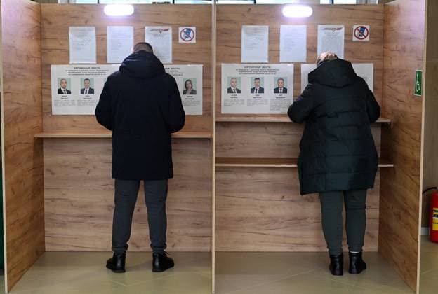News Themen der Woche KW08 News Bilder des Tages Belarus Legislative Elections 8628647 25.02.2024 People vote at a polling station on a national Single Voting Day in Minsk, Belarus. Belarusian President Alexander Lukashenko scheduled elections for the lower house of parliament and local legislative bodies for February 25, 2024, setting the stage for the country s first nationwide campaign since his own re-election three years ago. Viktor Tolochko Sputnik Minsk Belarus  Copyright: xViktorxTolochkox