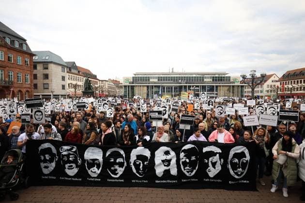 Bundesweite Gedenkdemonstration vier Jahre nach dem rassistischen Anschlag vom 19. Februar 2020 in Hanau - Gegen rechten Terror in Deutschland - Say Their Names! - Rassistische Morde - Deutschland, GER, DEU Germany, Hanau, 17.02.2024 - Tausende gedenken der Attentat-Opfer von Hanau, setzen ein Zeichen gegen Rassismus und prangern Fehler der Behörden an. Die Demoteilnehmer versammelten sich am Kurt-Schumacher-Platz in Hanau-Kesselstadt und erreichten nach ca. einer Stunde den Marktplatz der Hanauer Innenstadt. Hier fand die Abschlusskundgebung mit zahlreichen Angehörigen der Opfer statt. Namen der Personen, die dem rassistischen Anschlag von 2020 zum Opfer gefallen sind: Gökhan Gültekin, Sedat Gürbüz, Said Nesar Hashemi, Mercedes Kierp