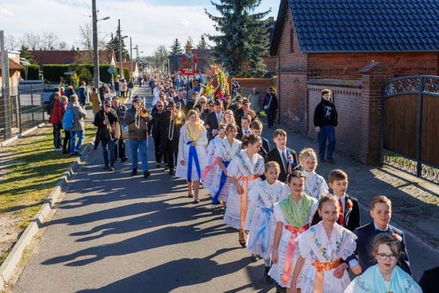 Sorbischer Fastnachtsumzug in Döbbrick DEU Brandenbueg Döbbrick: Â Sorbische Fastnacht: Zum 140. Zapust-Umzug marschierten110 Parae durch Döbbrick, einem Ortsteil von Cottbus. In den zweisprachigen Gemeinden der Niederlausitz wird bis in den März der Brauch der sorbische Fastnacht, des - Zapust - gefeiert. Bei dem Umzug mit den farbenfrohen traditionellen Trachen wird der Winter ausgetrieben. Der Brauch gehört in mehr als 35 zweisprachigen Lausitzer Gemeinden um Cottbus zu den Höhepunkten des Dorflebends. In Brandenburg leben etwa 20 000 Sorben Wenden, in Sachsen sind es doppelt so viele. Neben der Sprache gehören die vielseitigen Trachten und das Brauchtum zu den wichtigsten Traegern der kulturellen Identität dieser kleinen sla