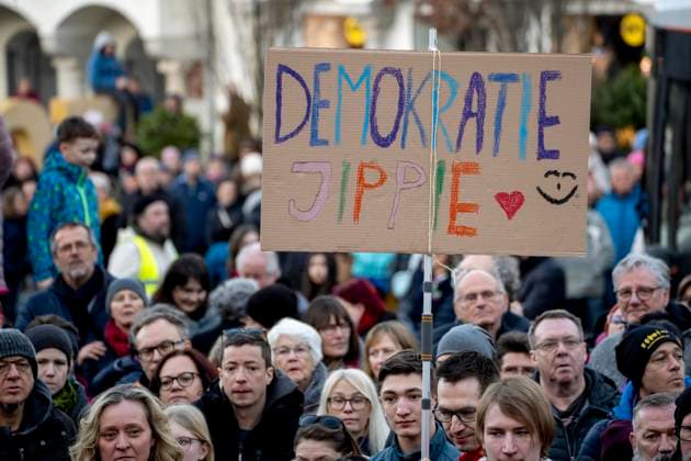 News Themen der Woche KW08 News Bilder des Tages Linz, Österreich. 25. Februar 2024. Schild Demokratie Jippie bei Demonstration und Kundgebung Demokratie verteidigen gegen Rechtsextremismus und Rassismus am Linzer Hauptplatz nach den Recherchen von Correctiv, die geheime Deportationspläne von rechtsextremen Netzwerken aufgedeckt haben. Upper Austria *** Linz, Austria February 25, 2024 Sign Democracy Yippee at demonstration and rally Defend democracy against right-wing extremism and racism on Linzs main square after Correctivs research uncovered secret deportation plans by far-right networks Upper Austria