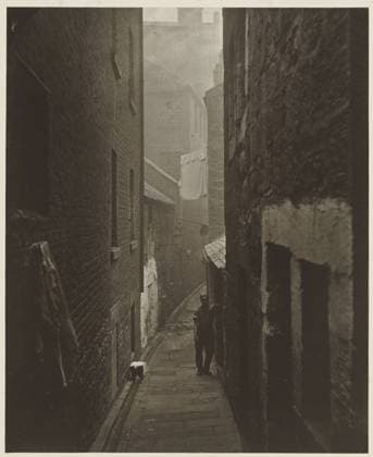 RECORD DATE NOT STATED The Slums of Glasgow, Thomas Annan (attributed to), 1868 - 1877 photograph Glasgow photographic support. cardboard carbon print lane, alley. adult man Glasgow Copyright: xpiemagsx rknbpie14012024-57327 !ACHTUNG AUFNAHMEDATUM GESCHÄTZT!